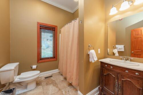 Highland Manor - Deep Creek Lake MD - vacation home rentals - bathroom